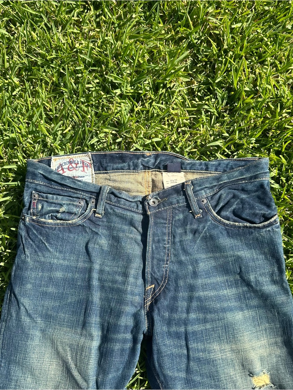 Abercrombie & Fitch Distressed Blue Straight-Leg Jeans Size 32x30 5 Pocket Denim - Picture 2 of 10